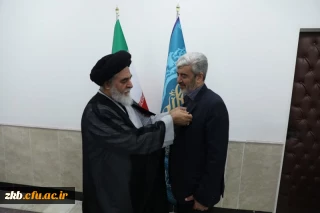 اهدای نشان خادمی مسجد مقدس جمکران به رییس دانشگاه فرهنگیان